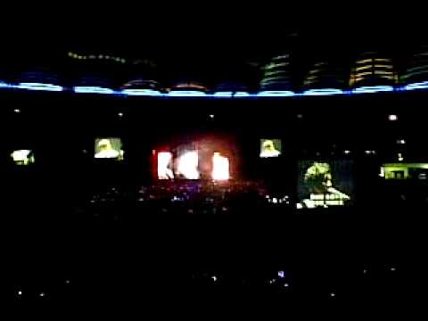 lee hom singing the first verse and chorus of luo ye gui gen at malaysia music man concert