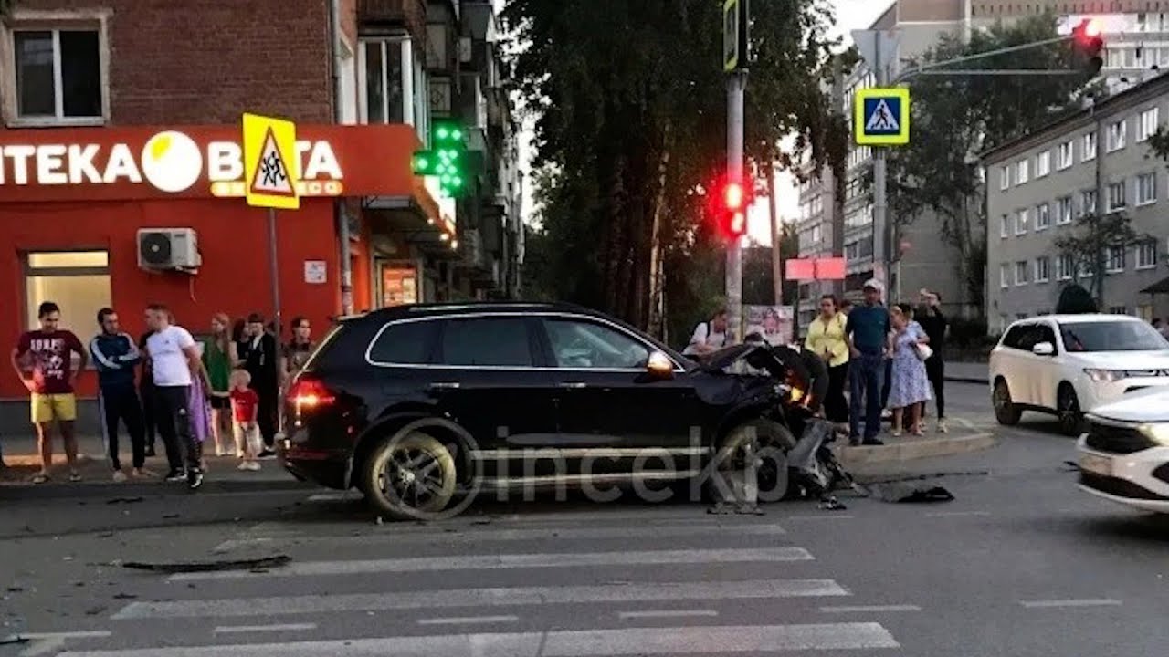 "Фольксваген" вколотил "Рено" в светофор - YouTube