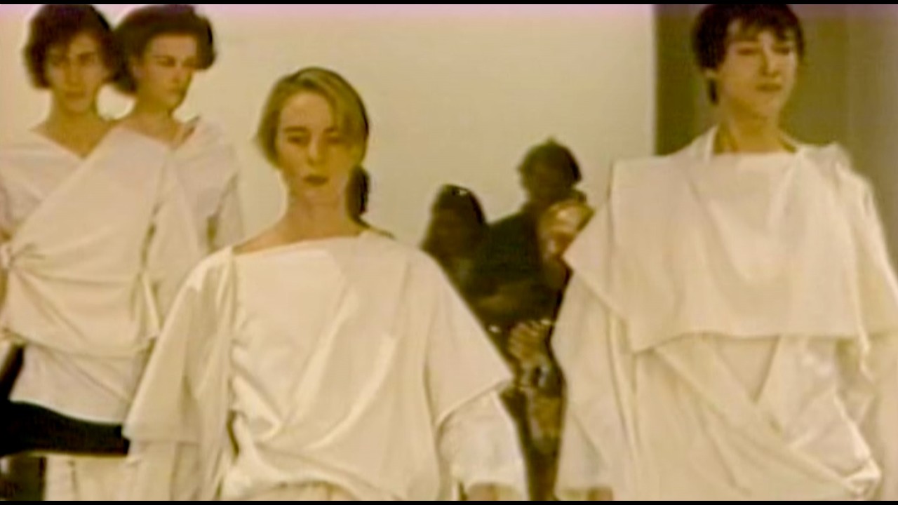 激レア1983年COMME des GARCONS FRANCE サロペット Comme des Garçons Fall 1983 | Archival fashion runway shows - YouTube
