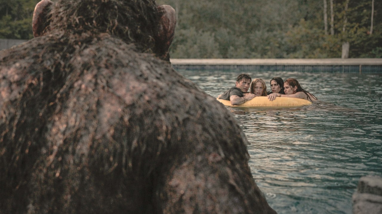 A Piscina é a Única Coisa que os Protege de Ataque Brutal de Primata Raivoso