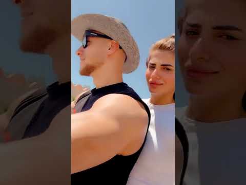 البلوجر أمل سمير مع خطيبها على الموتسكيل