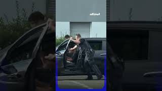 رشّه برذاذ الفلفل.. سائق يطيح بشرطي بمركبته ويلوذ بالفرار!