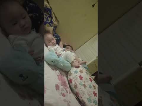 Baby is falling asleep. (Em bé buồn ngủ nè mẹ ơi!)