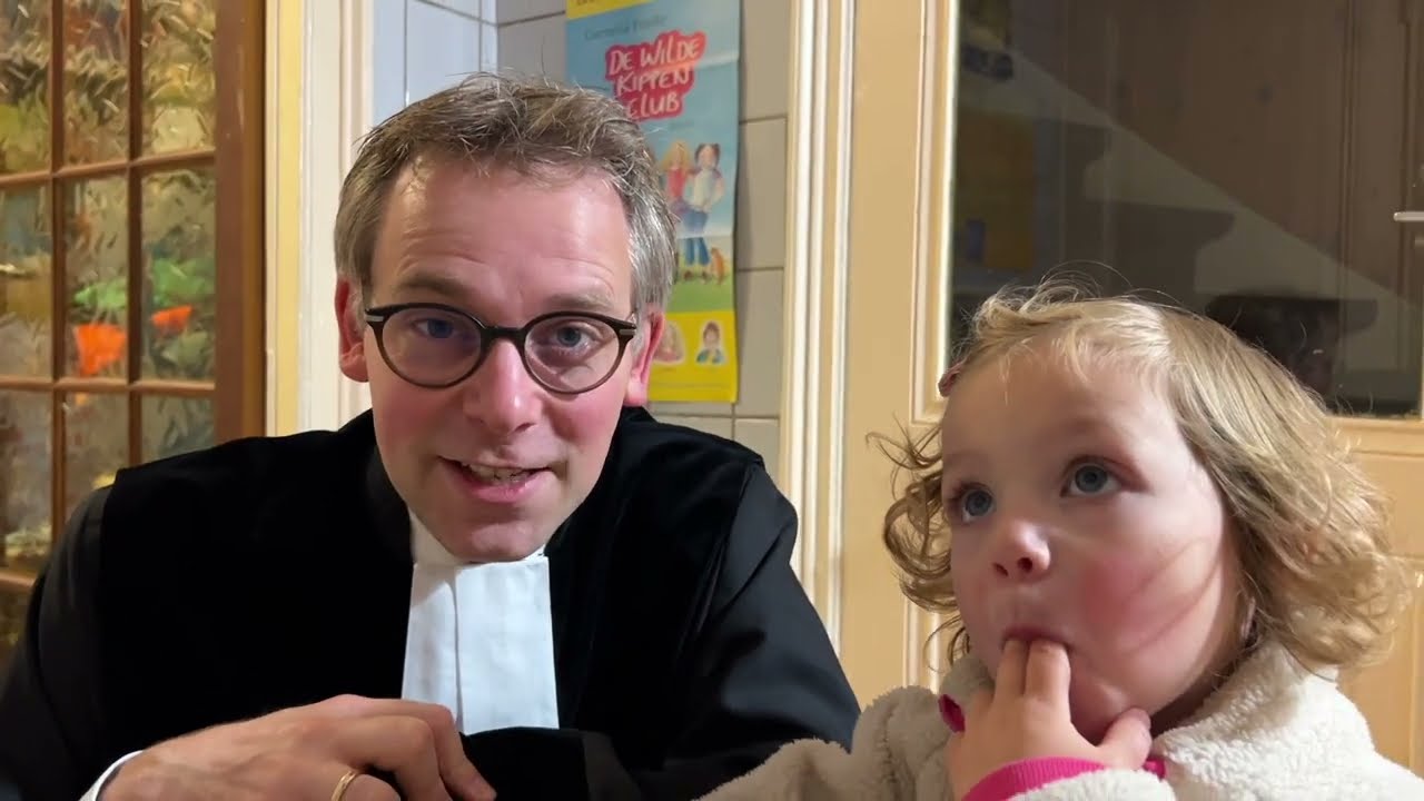 Dominee Gerco Lock speelt 'Mens erger je niet'