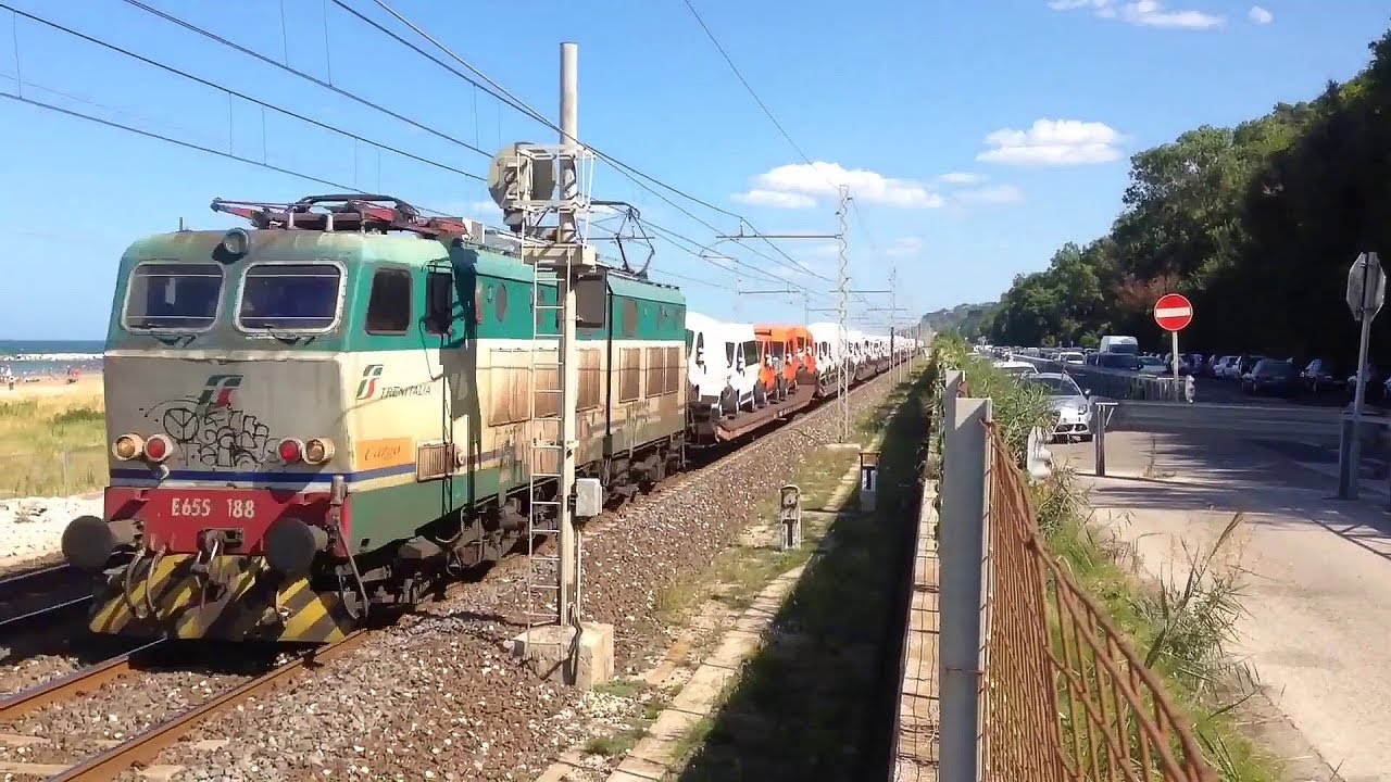 E655.188 al traino di un merci di furgoni, in transito in linea tra Fano e Pesaro. [2015]