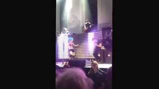 Hayley and Taylor headbang in Sync