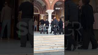 Μνημόσυνο Μαζωνάκη: Υποβασταζόμενη έφτασε η μητέρα του τραγουδιστή