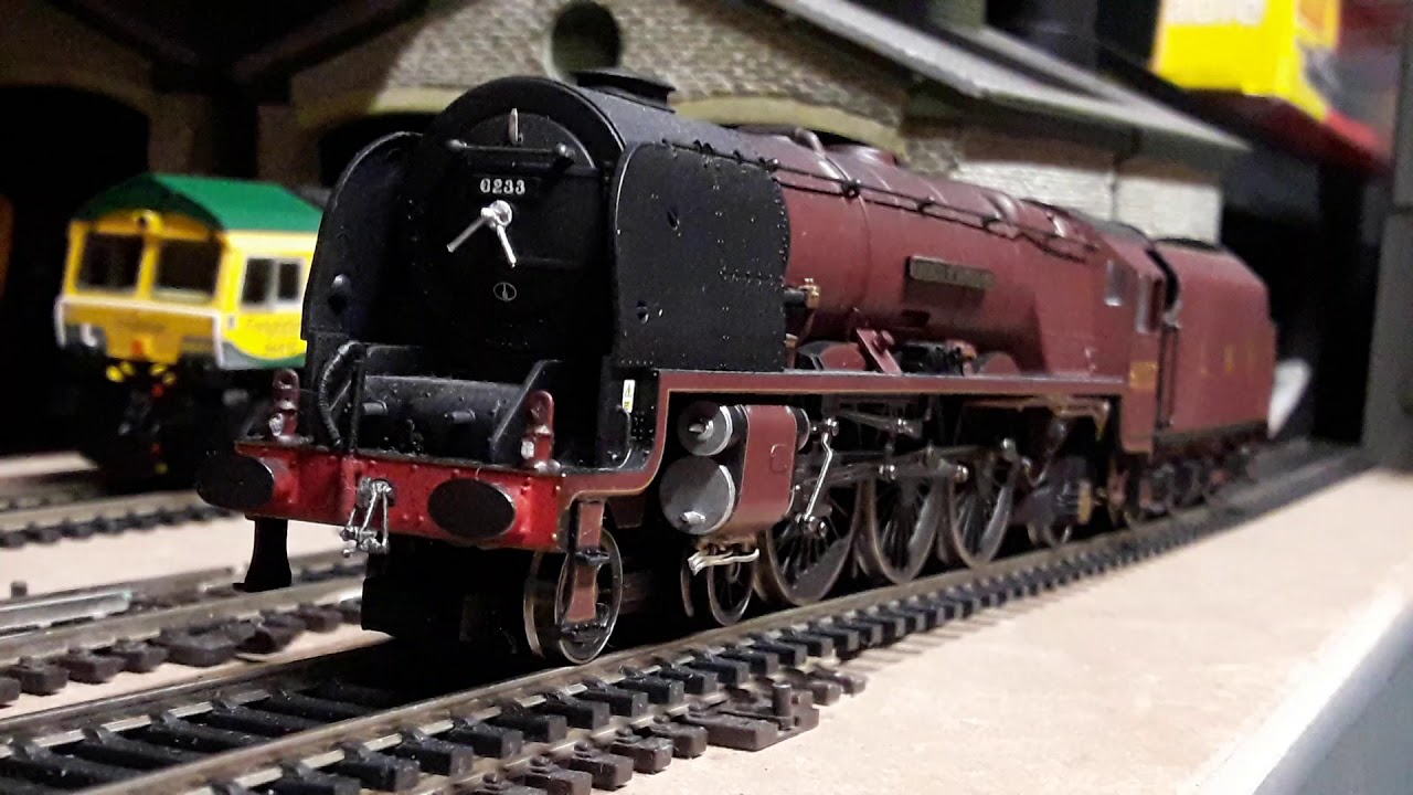 Slow Running 2 - Hornby 6233 Duchess of Sutherland - camera much more steady ...