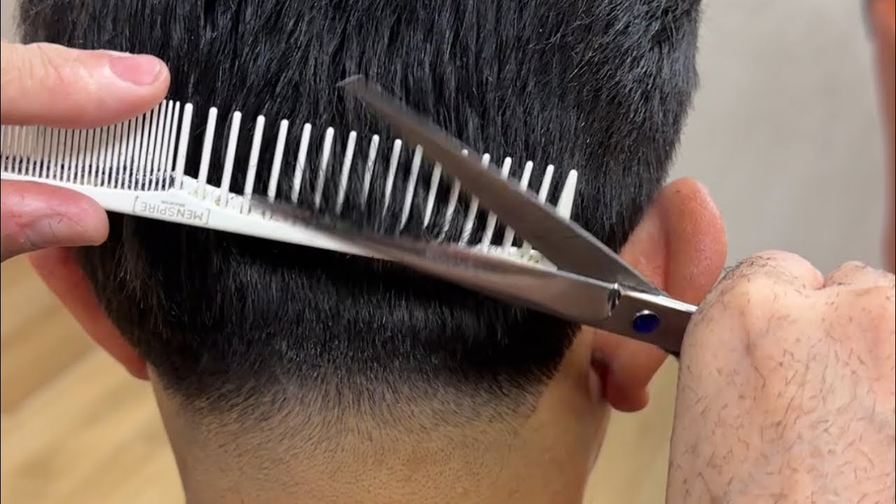 Como fazer corte social todo na tesoura com técnica de pente corrido
