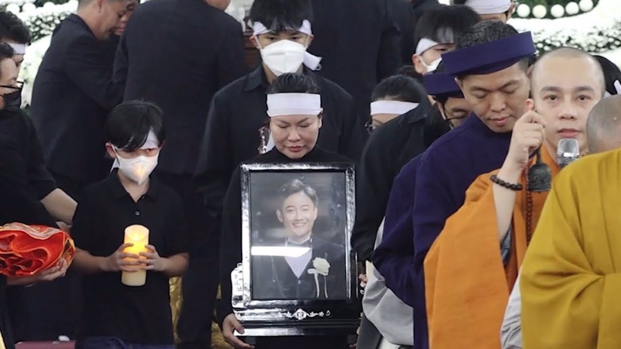 Vợ Quý Bình phát biểu giữa tang lễ khiến Vân Trang khóc nức nở, dàn sao bật khóc giữa nhà thiêu