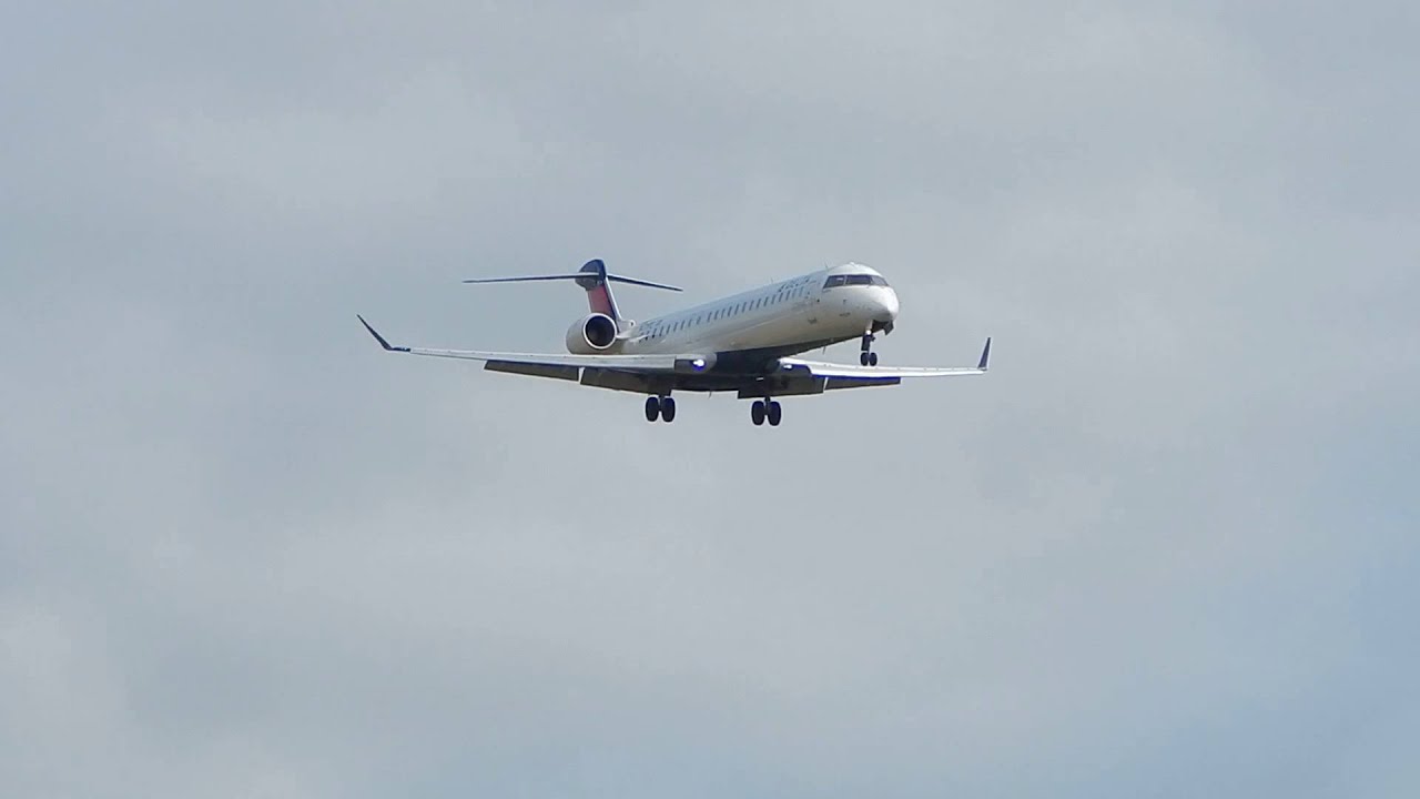 Delta Connection CRJ900 (N279PQ) Landing Fargo Hector International