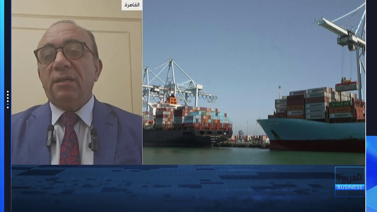 سفن لشحن البضائع وناقلات نفط وغاز ترسو بعيدا عن مضيق هرمز