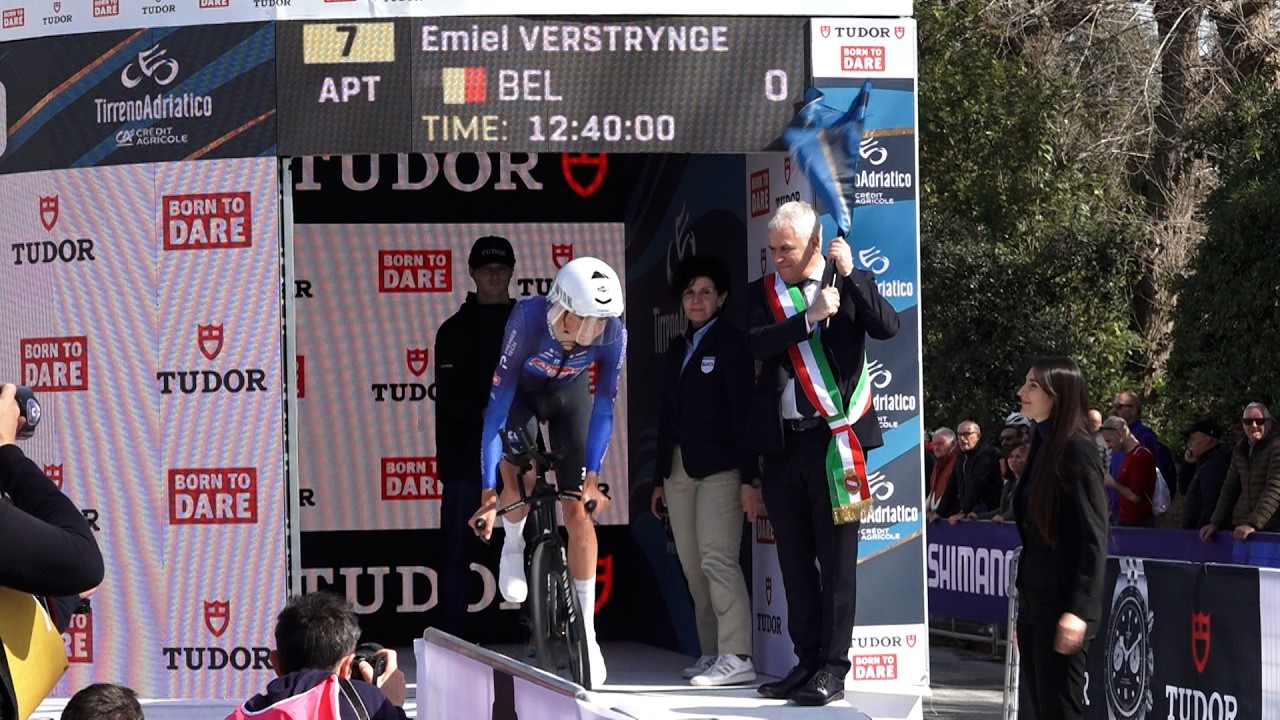 Sole e pubblico per la partenza della 61esima Tirreno-Adriatico