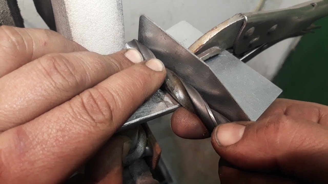 výroba/broušení spirálovitého vrtáku pro vrtání slabých plechů,plastů a dřeva