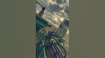 Unloading on the go #combine #tractor #johndeere