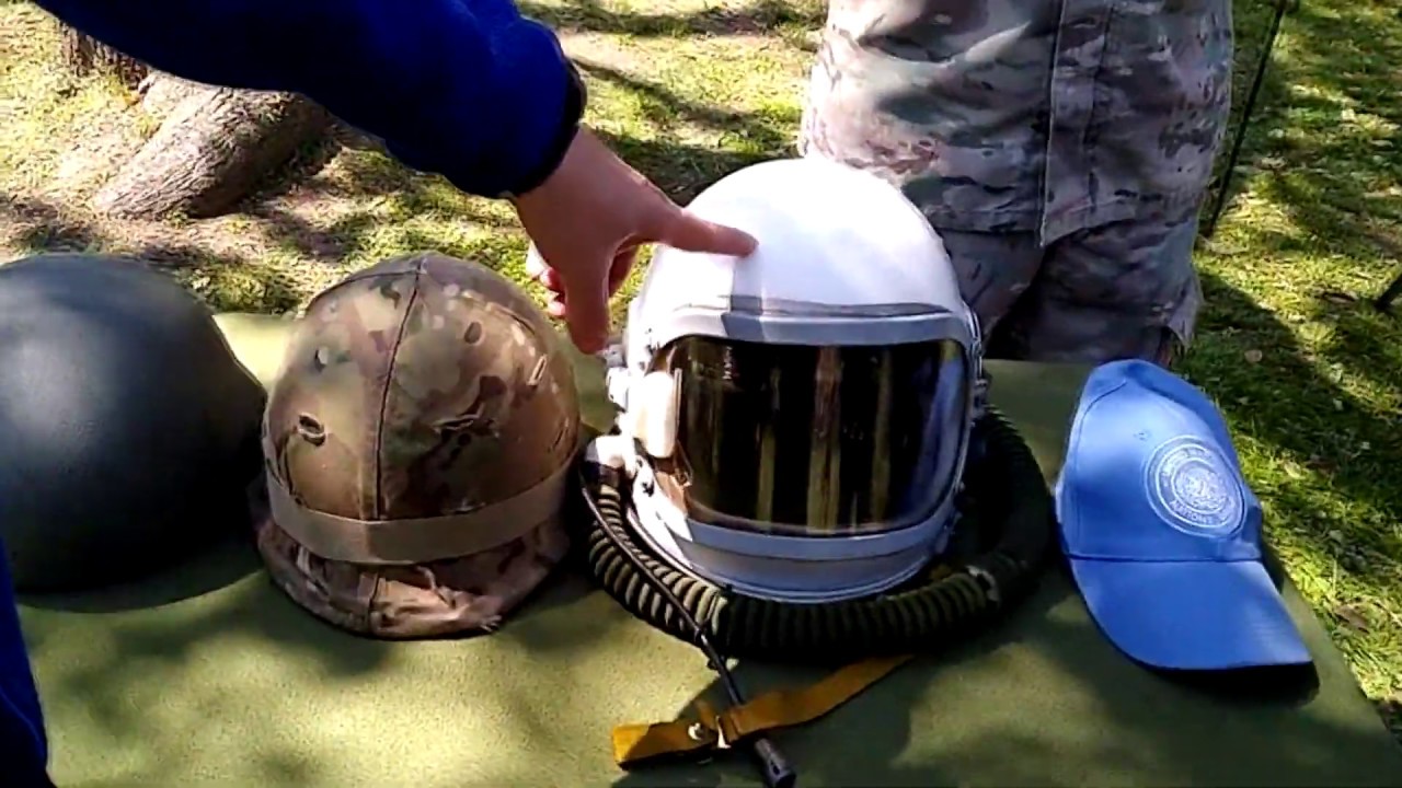 Canal JDB. 27-9-19 Un casco GSh-6A de altitud de avión Mig en una muestra del Ejercito Argentino? arqueria de segunda mano