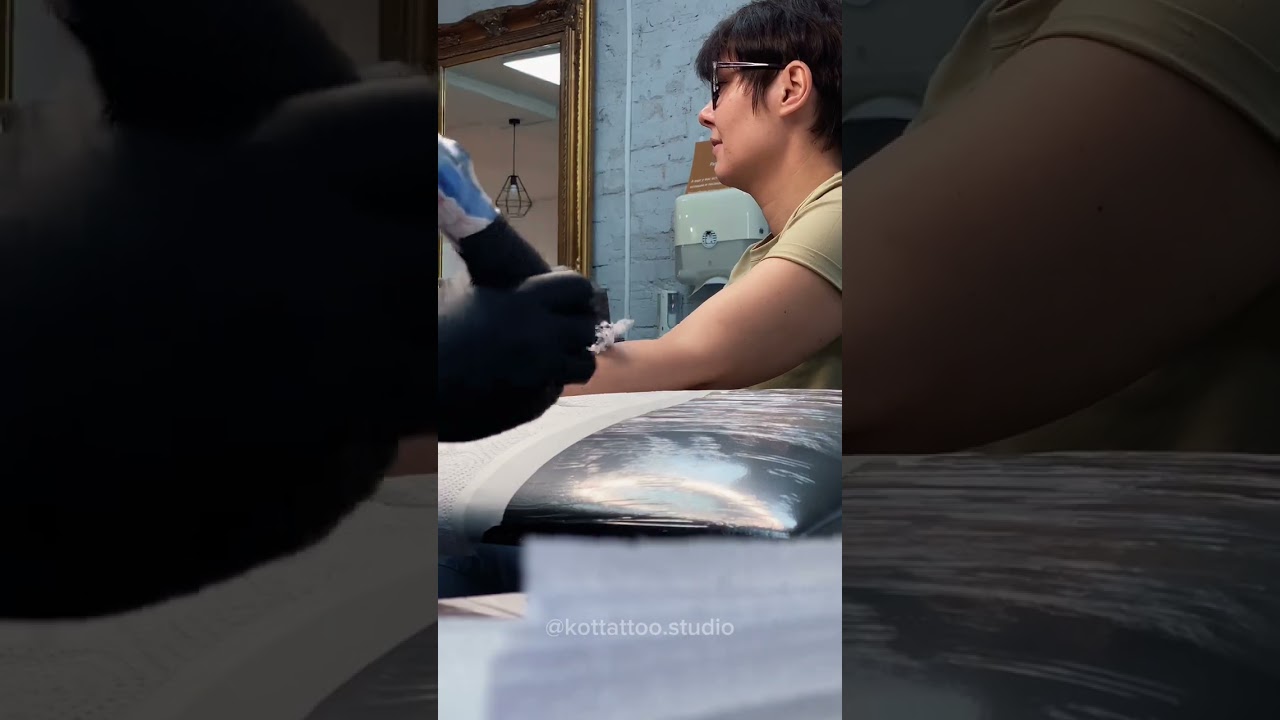 Тату на руке для девушки - реалистичные киты. Красивая татуировка от мастера Kot Tattoo Studio