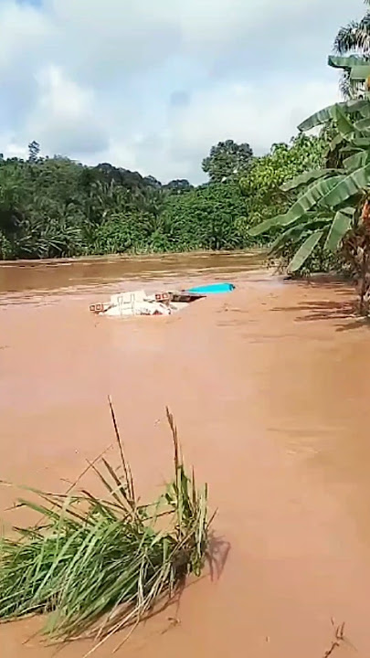 Detik terakhir mobil bbm di bawa arus deras #banjir #shorts