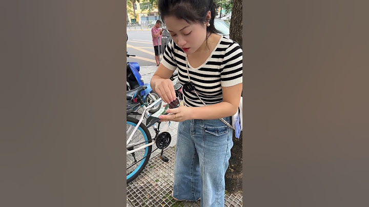 You can't always walk and look at your phone, it's very dangerous. Fortunately, only the film is