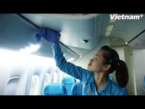 Video Nữ nhân viên hàng không với công việc lặng thầm dưới... - youtube