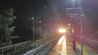 雪のJR芸備線狩留家（かるが）駅に三次行きの電車到着