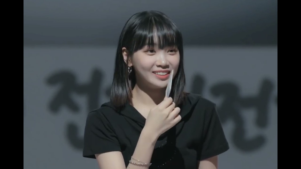 yena calling to chaewon #izone #chaewon #yena