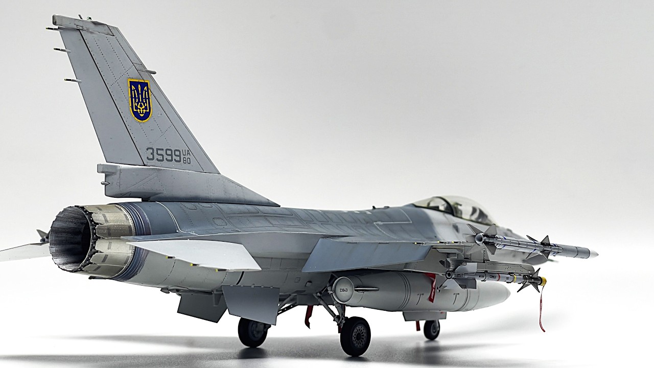 1/48 F-16AM ウクライナ空軍 キネティックゴールド スケールモデル