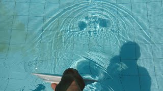 漩涡是怎样形成的为何用盘子划过泳池就能形成黑色漩涡