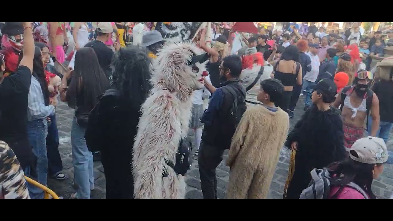 Así es el desfile de toritos de carnaval en Pátzcuaro Mich 