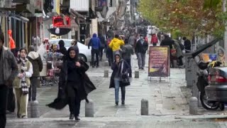 Egyre kevesebben hordanak hidzsábot az iráni utcákon