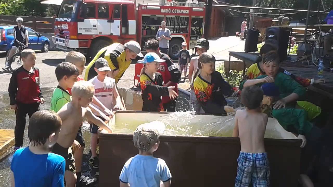 Ostravice   procesí na koupání v kádi 20150607