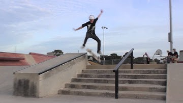 Kickflip Noseslide Down Hubba