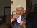 El travieso niño pequeño esquivó las tijeras de la abuela. #VidaRural