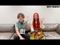 GLIM SPANKYの2人がMarshallのヘッドホンをチェック! "見た目も可愛くて、古着にも合う"―Skream!動画メッセージ