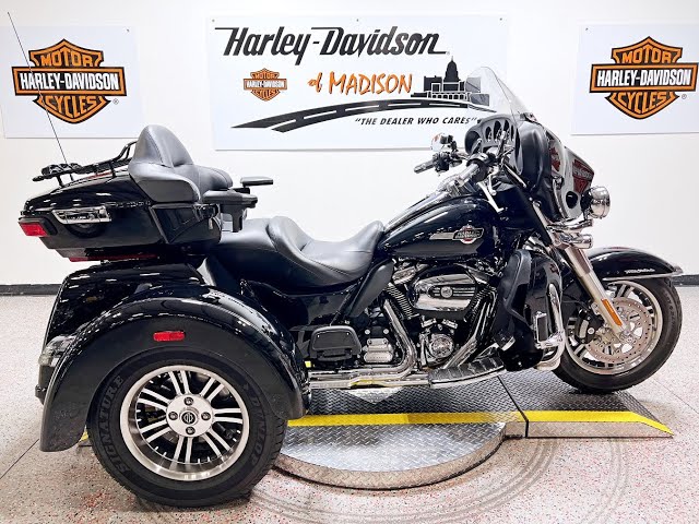 2023 Harley Davidson Tri Glide Ultra FLHTCUTG VIVID BLACK 