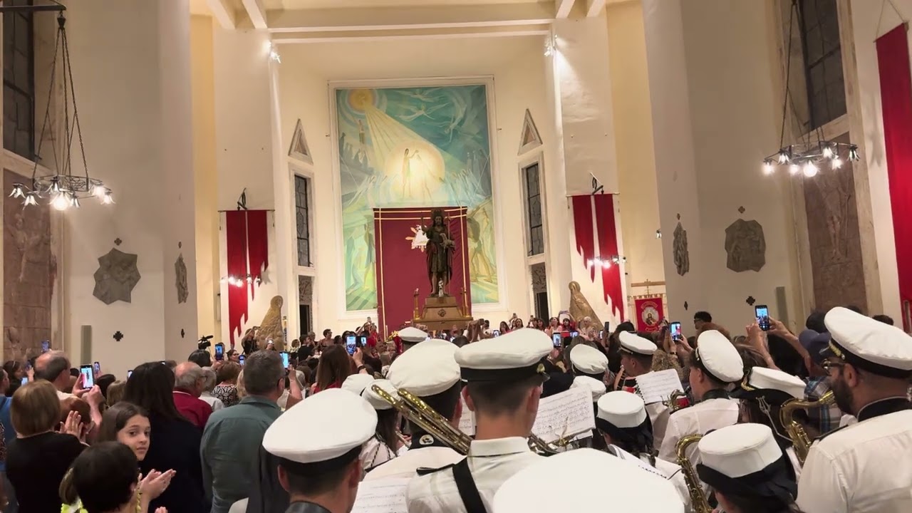 Discesa di San Giovanni 2025 l’arrivo di San Giovanni al centro della chiesa 