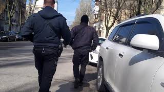 Патрульная полиция убегает от людей