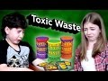 Реакции детей на самые кислые в мире конфеты Toxic Waste