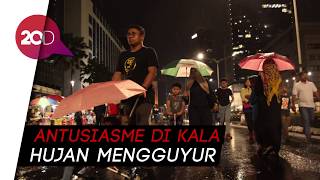 Download lagu Di Bawah Deras Hujan, Warga Nikmati Malam Tahun Baru di Monas