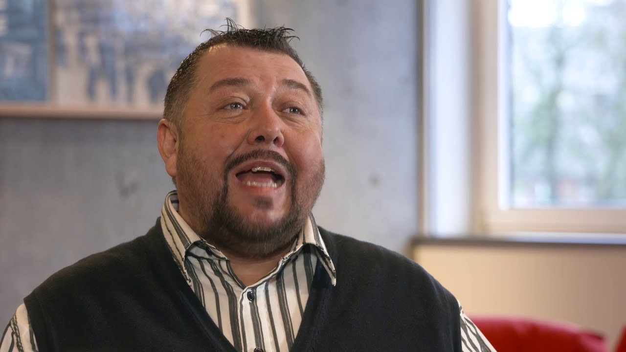 Mario Reinhardt spricht über die NS-Verfolgung seiner Duisburger Sinti