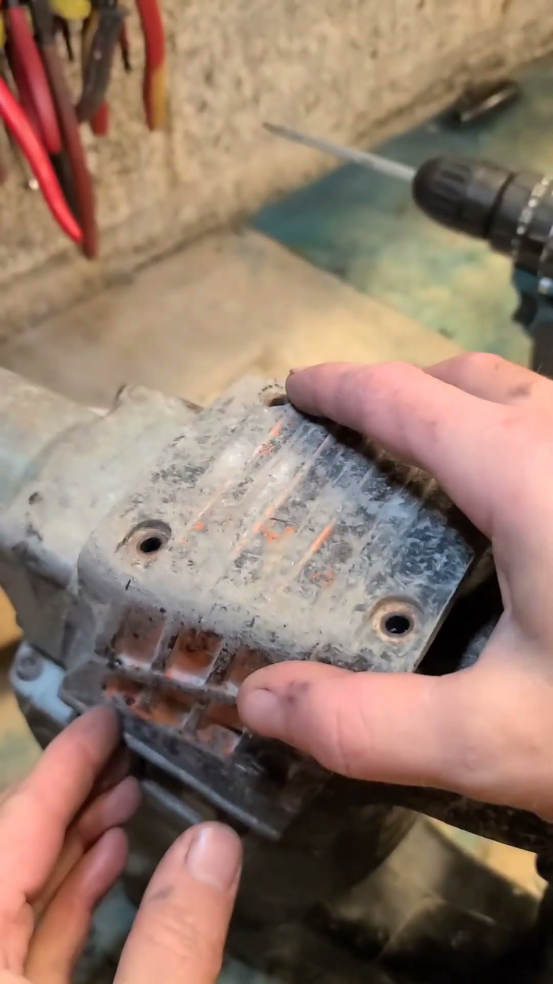 Power Tool Repair, fixing up a hikoki hammer with a clean and new