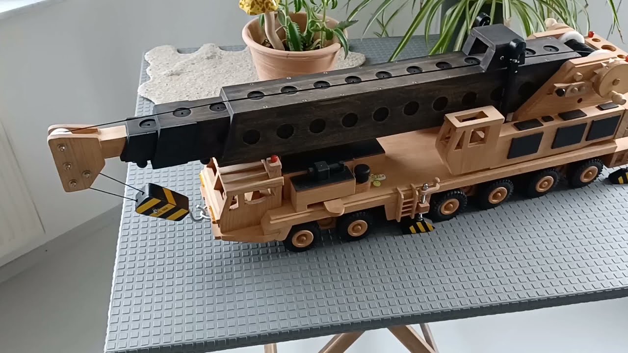 Der 6-Achsen Spielzeug - Holzkran Einzelstück