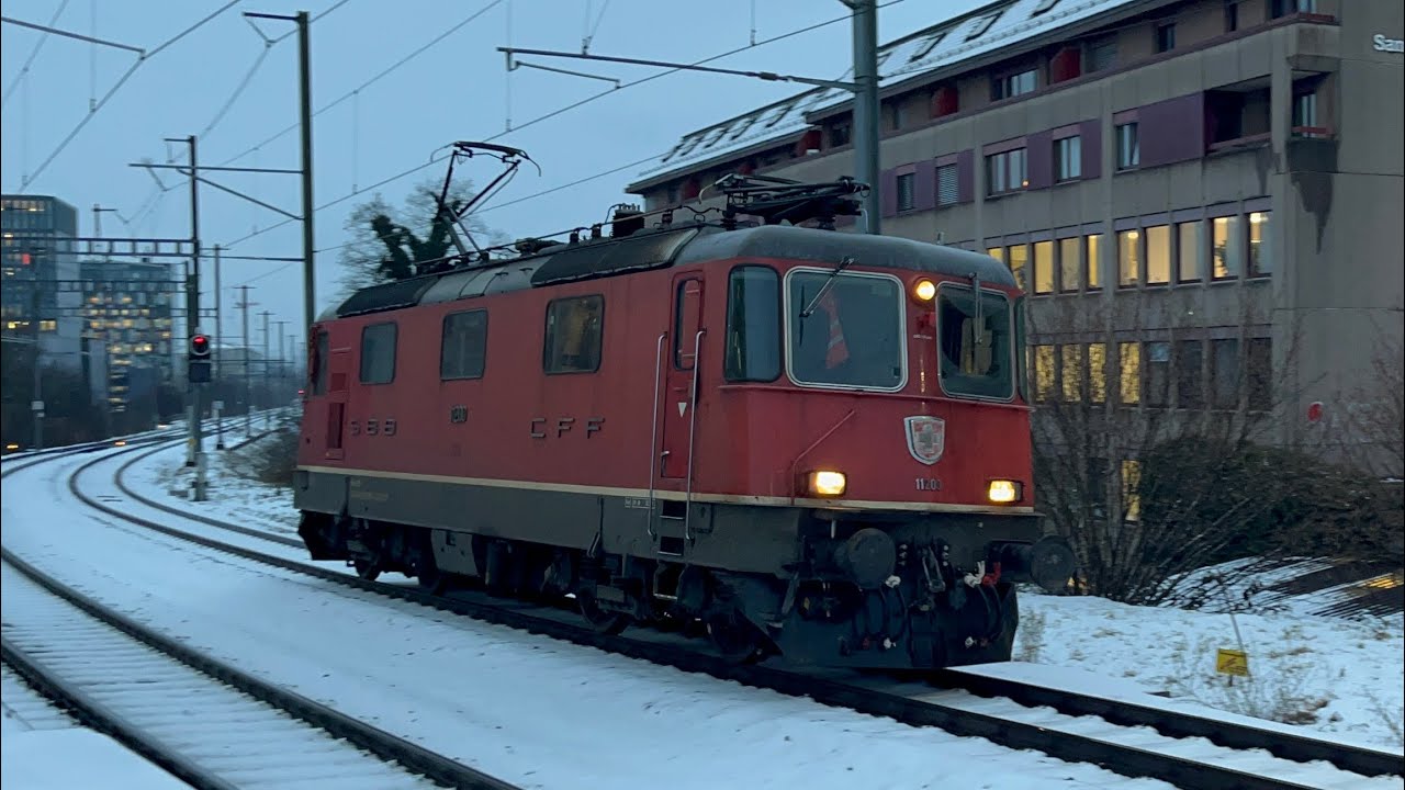 Durchfahrt der Re 4/4 II 11200 in Zürich Oerlikon