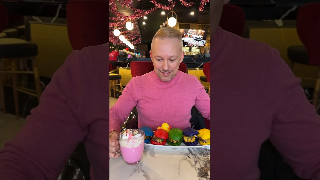 Rainbow Sliders & Pink Unicorn Hot Chocolate? Sounds like my kinda place! 🌈🍔🦄☕