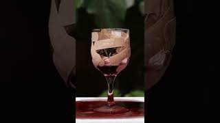 "Kırk bir şişeye içecek dolduruyor, ama kalbine dolan boşluğu kimse dolduramıyor." 💔