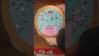 Holiday Tree Hut Scrubs At Walmart #treehut #walmart #bodyscrub #giftideas #gift #walmartfinds #holo
