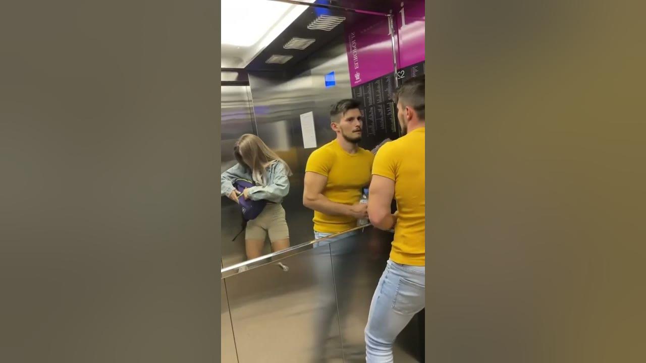 Девушка в лифте демонстрирует трицепс