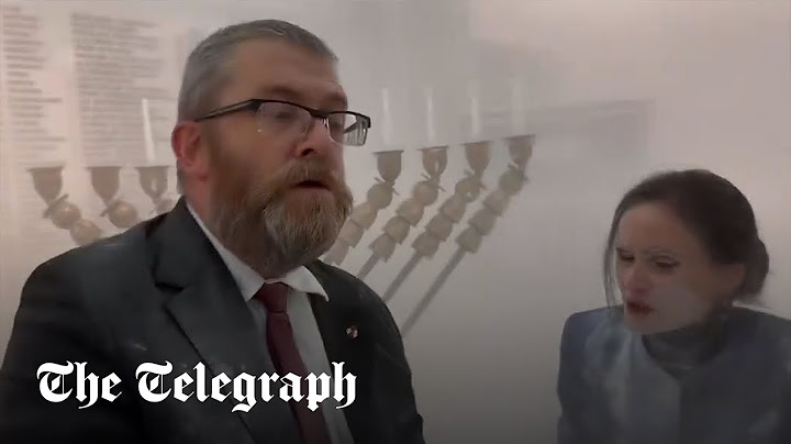 Polski poseł gasi gaśnicą żydowską menorę w parlamencie