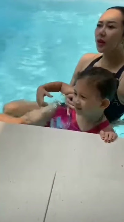 Aura kasih berenang bareng si kecil, Ada yang mau ikut?? #aurakasih #artist #viral #bikini