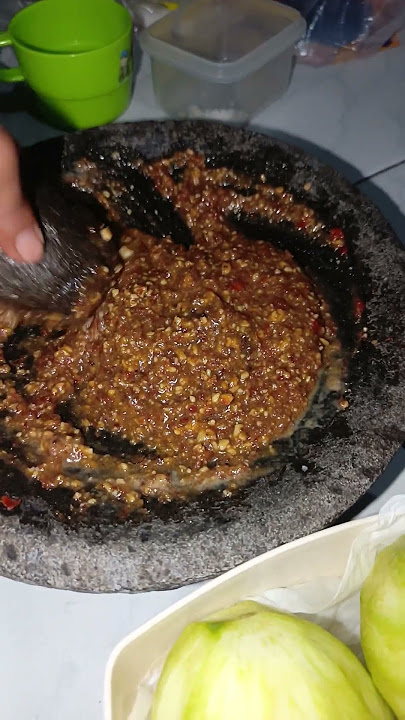 membuat rujak mangga